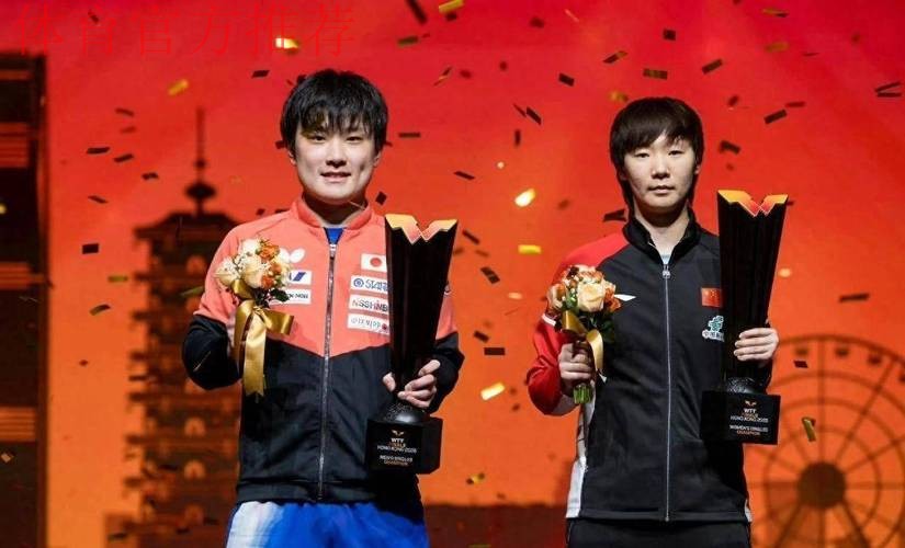 冠军合影!王曼昱表情严肃没笑,张本智和窘态百出,英文感谢香港球迷 冠军合影!王曼昱表情严肃没笑,张本智和窘态百出,英文感谢香港球迷